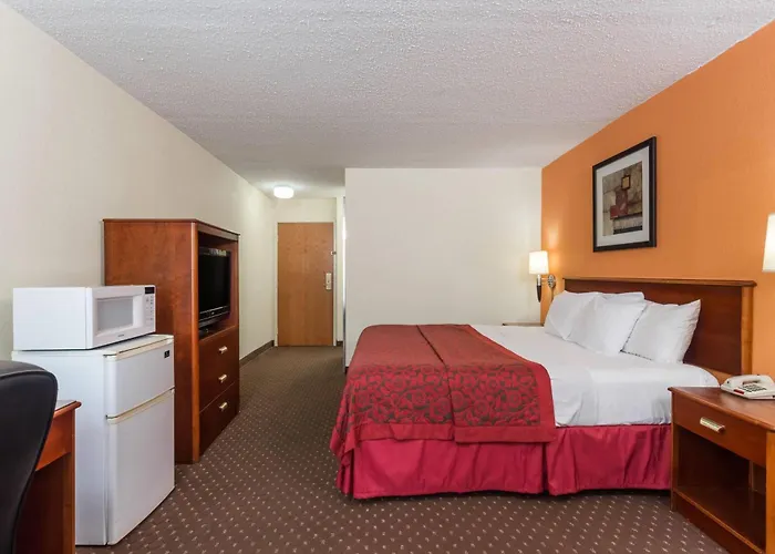 Days Inn & Suites By Wyndham Bloomington/Normal Il